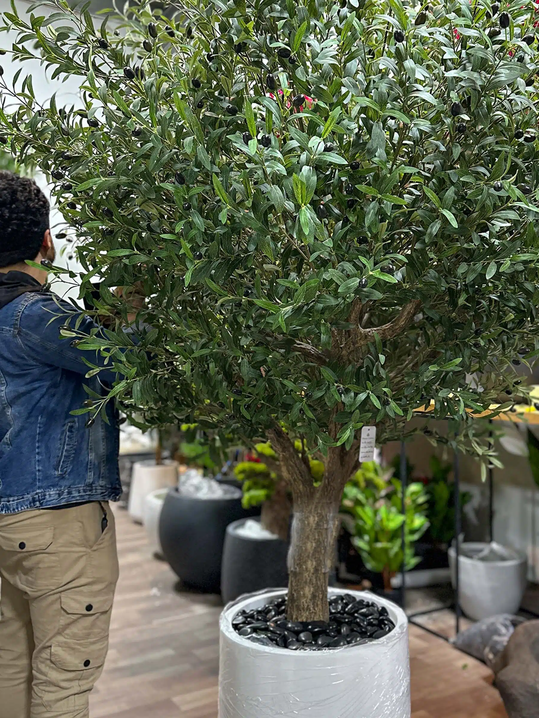 9433(2) Bring life to any environment with our high-quality Artificial Olive Tree! A stylish solution that does not require care or seasonal changes.